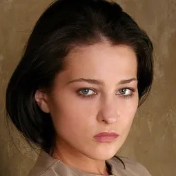 Anastasiya Denisova - 飢俄人妻演員 飾演Polina
