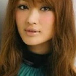 小林明美 飾演 Emi