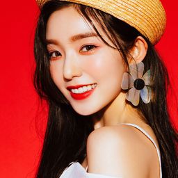 裴珠泫 飾演 Self