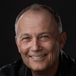 麥克·可普薩 - The Barber演員 飾演Father Stiffler