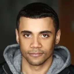 Jarod Joseph 飾演 Tom