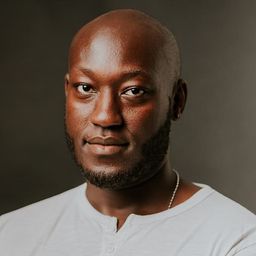 Lionël Ruzindana 飾演 Le vigile Centre administratif