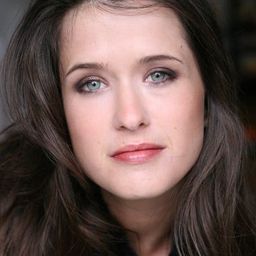 Marie Mouté 飾演 Julie