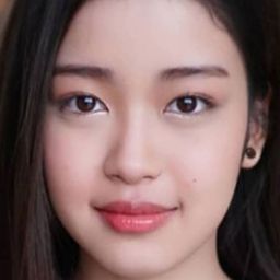 Pornsroung Rouyruen 飾演 Daughter