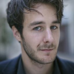 Bertrand Usclat 飾演 Etienne