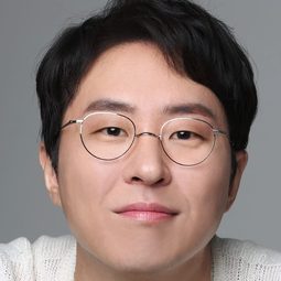 Lee Hyun-kyun - 微笑與夏溫演員 飾演Teacher