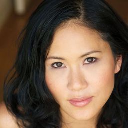 Deedee Magno 飾演 Kelly