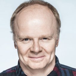 Jason Watkins 飾演 Stephen Downing
