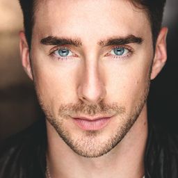 Brandon Howell 飾演 Ray