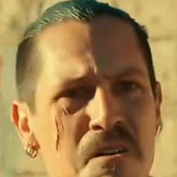 Carlos Briones 飾演 Chululo