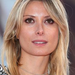 尤莉迪絲·艾克森 飾演 Esmée Bulnes