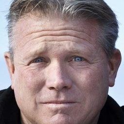 Tony Becker 飾演 Oliver Sheribow