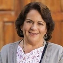 Beatriz Moreno 飾演 Mamá de Carmen