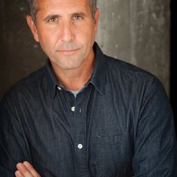 Duncan Minett 飾演 Radio DJ