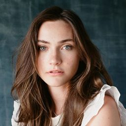 Emily Hall 飾演 Sienna Holden