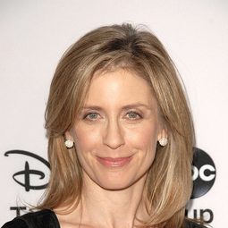Helen Slater 飾演 Linda Lee / Supergirl