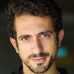 Gil Cohen 飾演 Yoni