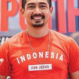 Yama Carlos 飾演 Santoso