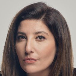 Sebnem Bozoklu 飾演 Hediye