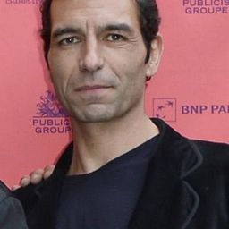 奧利維·羅斯陶 飾演 Vital