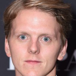 約拿斯·史德朗·格拉維里 飾演 Taxisjåfør