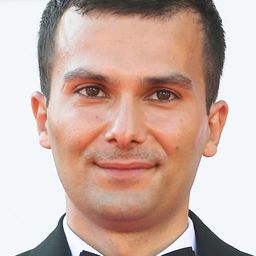 Huseyn Nasirov - 霧中不知身是客演員 飾演Gusi