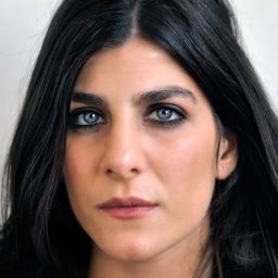 Mina Kavani 飾演 Zara