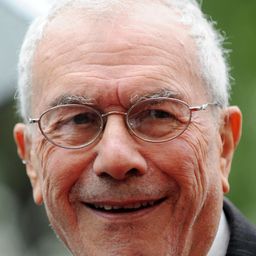 Michael White 飾演 Michael White