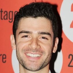 Adam Kantor 飾演 Mark Cohen