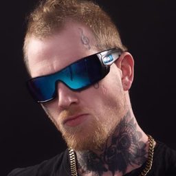 Kameron Hood 飾演 Tourist (uncredited)