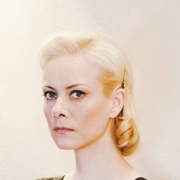 史維里亞·亞努索斯凱伊特 飾演 Varvara