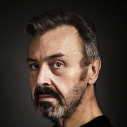 Serge Bagdassarian - 迪莉莉的幻險巴黎演員 飾演Vendeur assiette au beurre / Mâle-maître vélo / Randolphe / Inspecteur Moulin Rouge (voice)