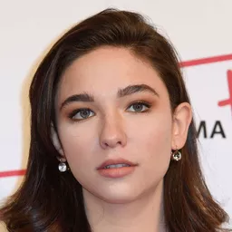 瑪蒂達·黛安吉莉絲 飾演 Roberta