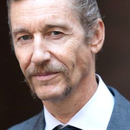 Alberto Caneva 飾演 Secondino incriminato