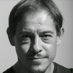 Vittorio Attene 飾演 Luca