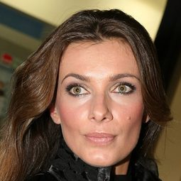 Alice Bendová 飾演 Elisabeth Stride