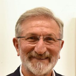 Gafur Uzuner 飾演 Kahveci Rüstem