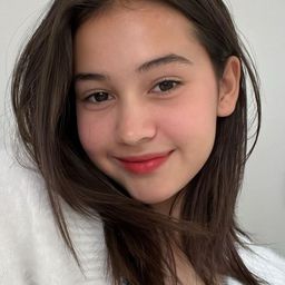 桑德里娜·米雪兒 飾演 Dinda