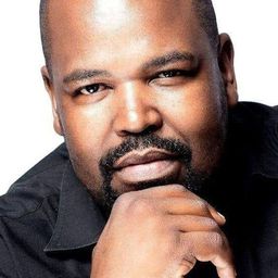 Gabriel Mini 飾演 Khwalo