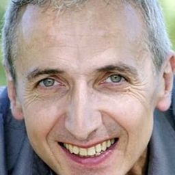 Thierry Robard 飾演 Animateur triathlon