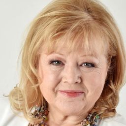 Franziska Troegner 飾演 Grandmother