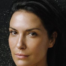 Soraia Chaves 飾演 Prima