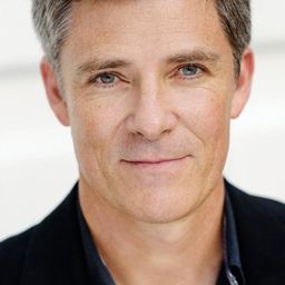 Andrew Buchanan 飾演 City Drunk