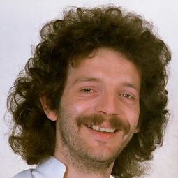 Paddy Bush 飾演 Devil