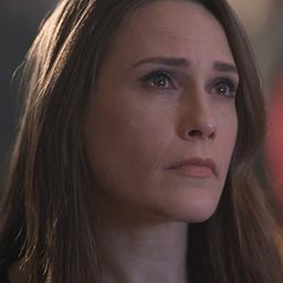 Robyn Ross 飾演 Real Estate Agent (voice)