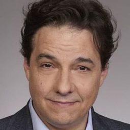 Fernán Mirás 飾演 