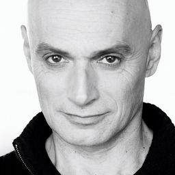 Jean Marchand 飾演 Frida