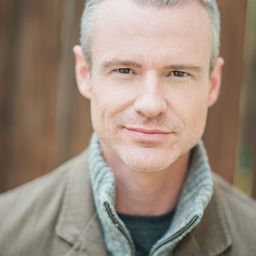 Brian Poth 飾演 Doorman