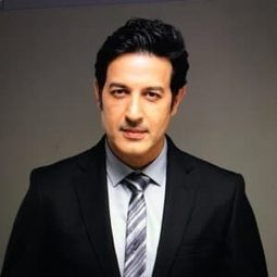 Khalid Siddiqui 飾演 Pankaj Shroff