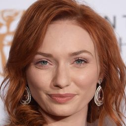 艾莉諾·湯姆林森 飾演 Jas